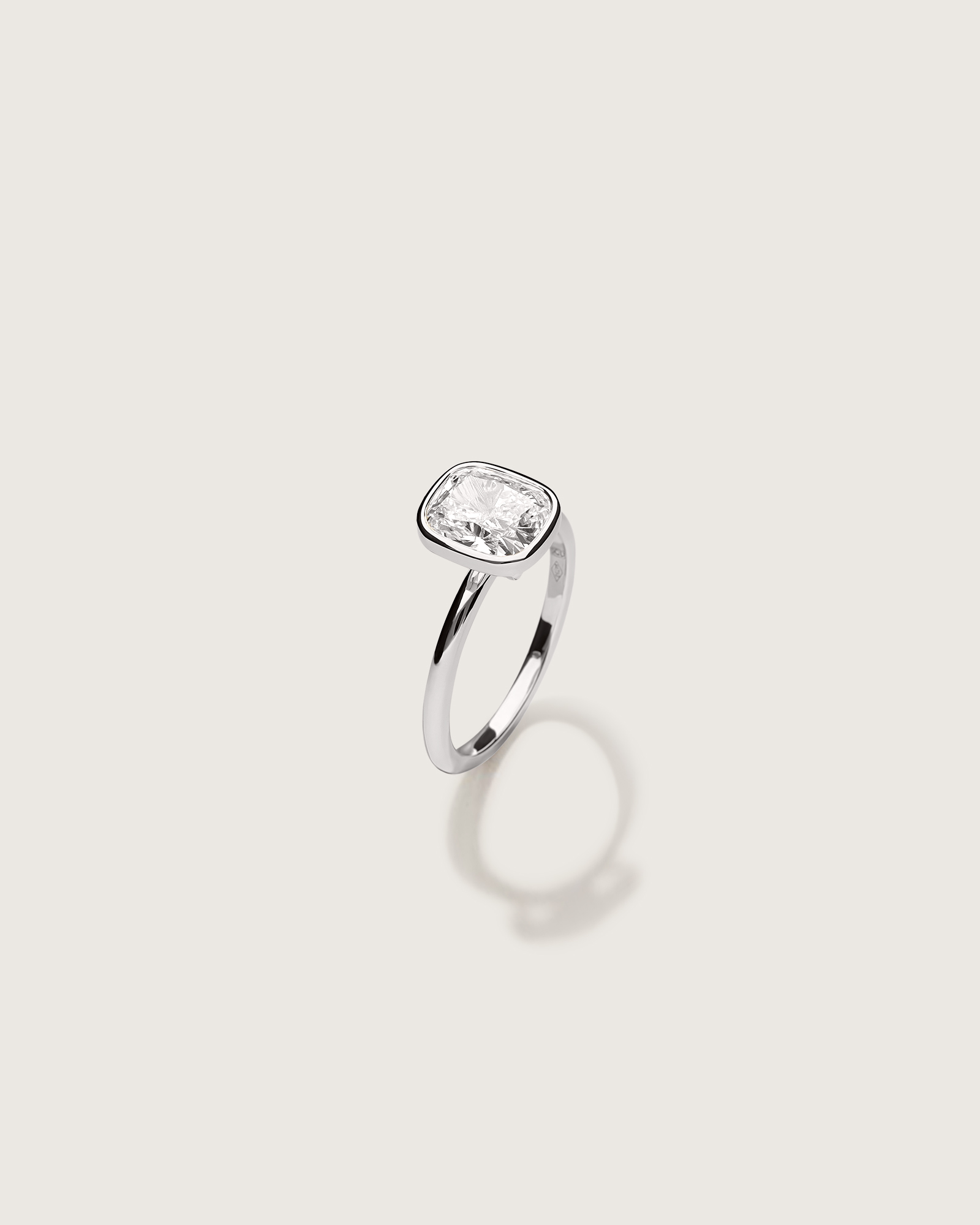 EO_Core_Ring_Mae_2ct_WhiteDiamond_Bezel_White_SideBrown_Collection_LoRes